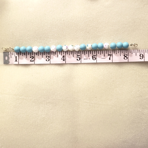 Bracelet and 2 pairs of earrings set. - Picture 3 of 3